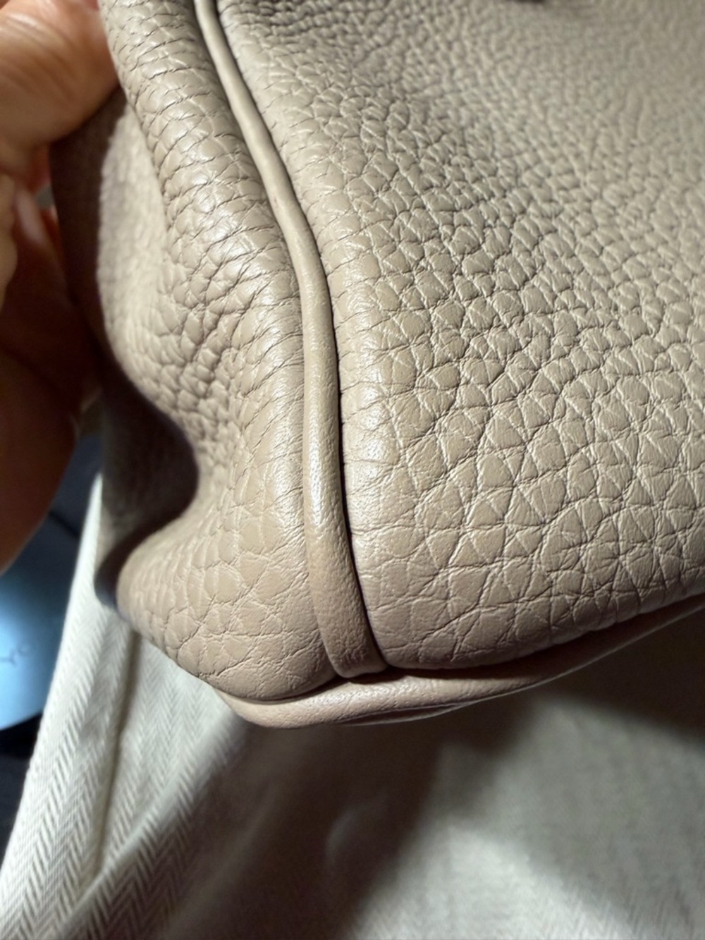 Hermès
Gris Tourterelle Togo Birkin 25 Gold Hardware, 2022 stamp U - Picture 5 of 14